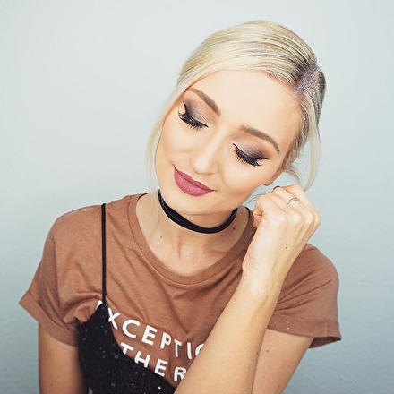 Casual outfit, black velvet choker