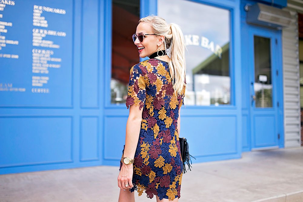 Black choker, street style