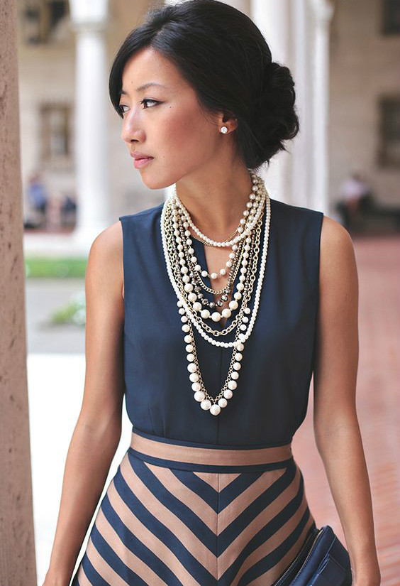 how-to-wear-long-necklaces-pearl-layered-necklace