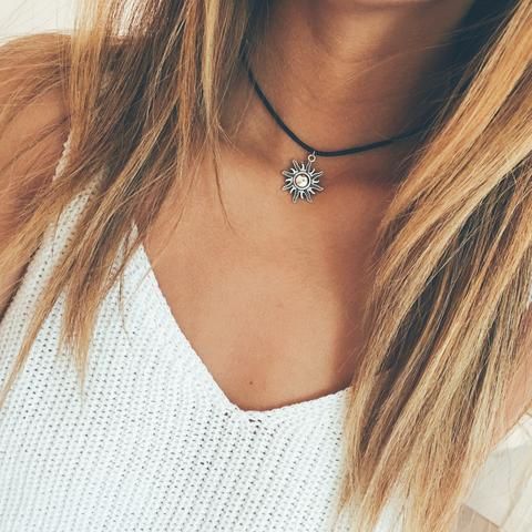 Choker with pendant, White top