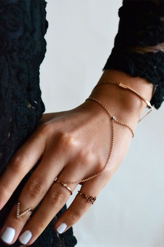 Hand chain in rose gold